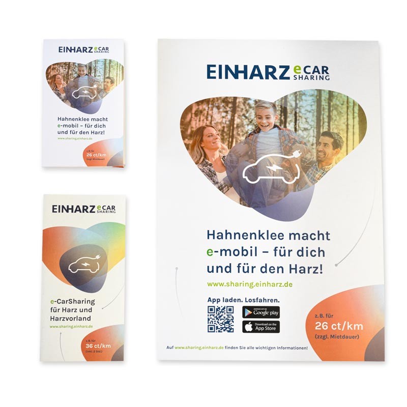 Übersicht der EinHarz eCar-Sharing Printprodukte, einschließlich Tischaufsteller, Faltblatt und Plakat